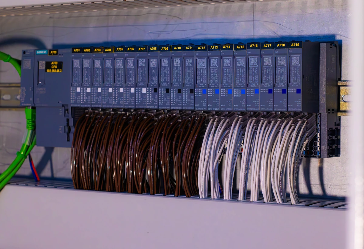 CLP, módulos de I/O e cabeamento em painel industrial