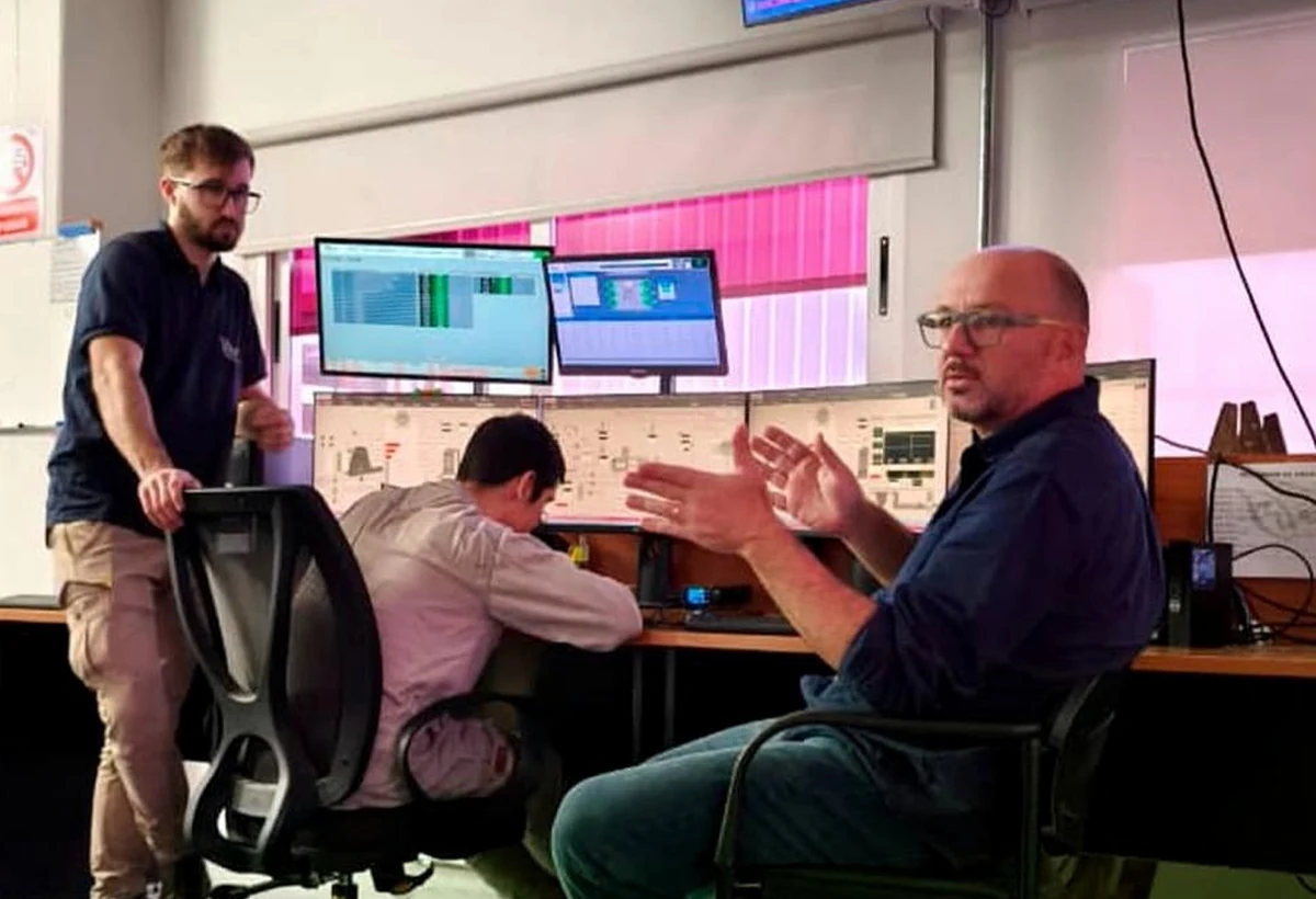 Sala de operação com telas SCADA